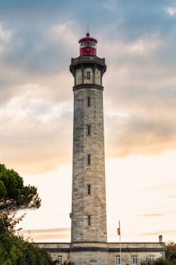 Balinalar Deniz Feneri (el Phare des Baleines), Fransa 'nın Le de R bölgesinin batı ucunda yer alır.