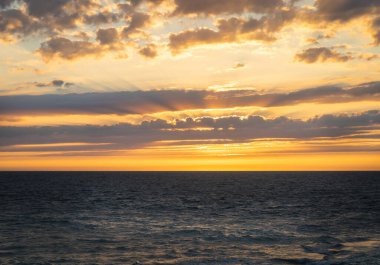 Fransa 'daki Balina Feneri' nden (Phare des Baleines) güzel bir gün batımı.