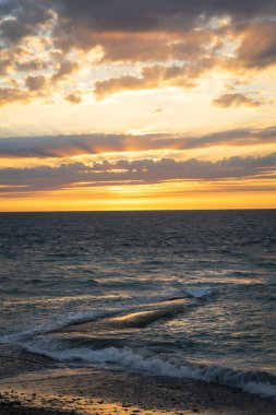 Fransa 'daki Balina Feneri' nden (Phare des Baleines) güzel bir gün batımı.