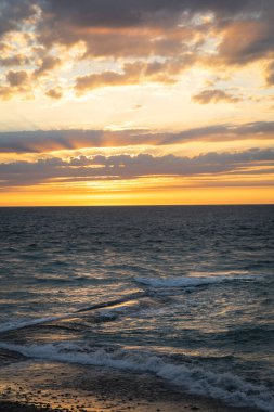 Fransa 'daki Balina Feneri' nden (Phare des Baleines) güzel bir gün batımı.