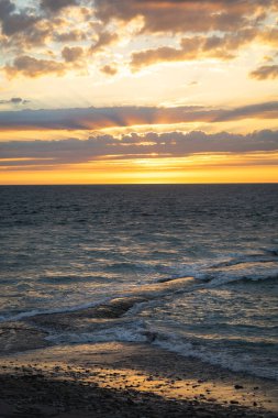 Fransa 'daki Balina Feneri' nden (Phare des Baleines) güzel bir gün batımı.