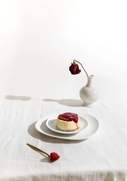 Cheesecake Met Frambozenjam Koffie Een Minimalistische Tafel Witte Achtergrond Met — Stockfoto