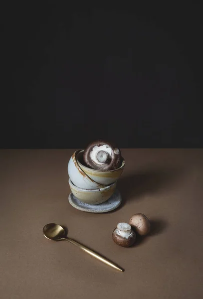 金咖啡勺陶瓷碗中的蘑菇 — 图库照片