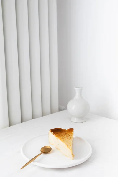 最小表上的芝士蛋糕 带有文字空间的白色背景 — 图库照片
