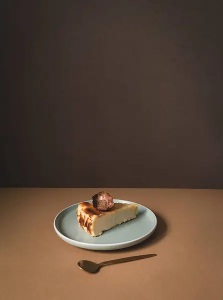 浅蓝色背景板上的简约芝士蛋糕 — 图库照片
