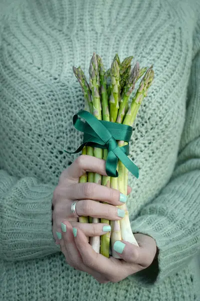 Pacote Espargos Verdes Frescos Mantidos Pelas Mãos Uma Mulher — Fotografia de Stock