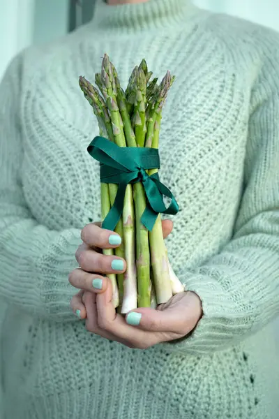 Pacote Espargos Verdes Frescos Mantidos Pelas Mãos Uma Mulher — Fotografia de Stock