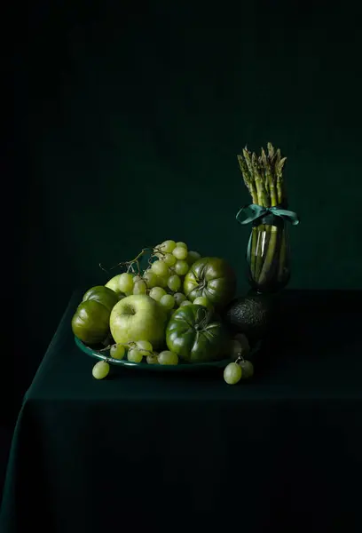 绿色水果和蔬菜放在绿色背景的桌子上 — 图库照片