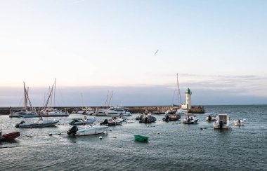 Fransa 'daki Le Flotte limanı ve deniz feneri Atlantik Okyanusu kıyısında.