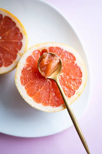健康早餐或带有粉色柚子的小吃 带有粉色和橙色色调的背景图像 维生素和健康食品 — 图库照片
