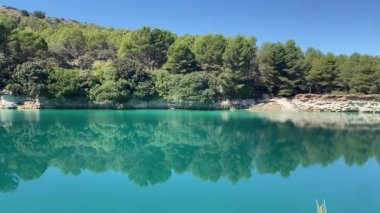 Laguna Lengua 'nın turkuaz ve kristal berrak suları Lagunas de Ruidera, Albacete, Castilla-La Mancha, İspanya