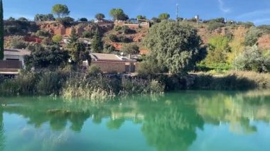 Laguna de San Pedro 'nun turkuaz ve kristal berrak suları Lagunas de Ruidera, Albacete, Castilla-La Mancha, İspanya