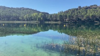 Laguna Santo Morcillo 'nun turkuaz ve kristal berrak suları Lagunas de Ruidera, Albacete, Castilla-La Mancha, İspanya