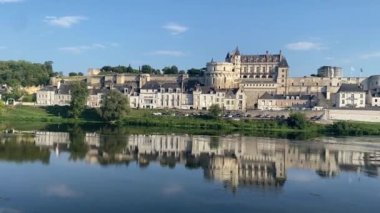 Fransa 'daki Loire Nehri yakınlarındaki Amboise Kalesi' nin panoramik bir videosu.