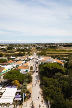 Balinalar Deniz Feneri (le Phare des Baleines), Fransa 'nın Le de R şehrinin batı ucundadır. Deniz fenerinin manzarası