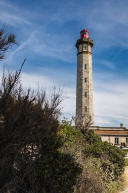 Balinalar Deniz Feneri (le Phare des Baleines), Fransa 'nın Le de R şehrinin batı ucundadır. Deniz fenerinin manzarası