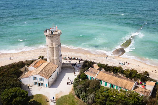 Balinalar Deniz Feneri (le Phare des Baleines), Fransa 'nın Le de R şehrinin batı ucundadır. Deniz fenerinin manzarası