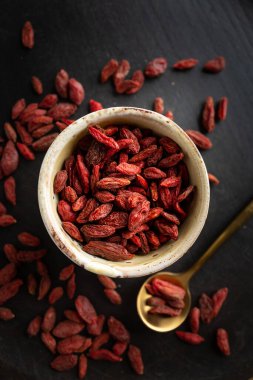 Siyah arkaplanda goji üzümlerinin yakın çekimi