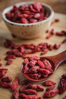 Goji meyveleri ahşap zemin