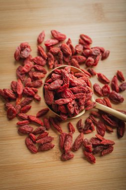 Goji meyveleri ahşap zemin
