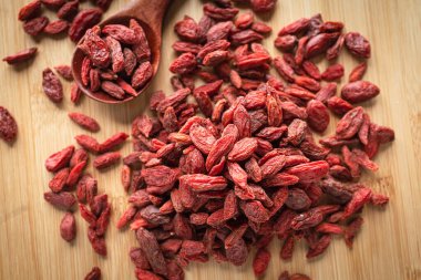 Goji meyveleri ahşap zemin