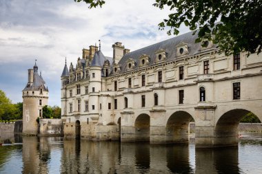Chenonceau Şatosu, Cher nehri boyunca uzanan Fransız şatosu, Chenonceaux 'nun küçük bir köyü yakınında.