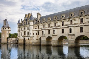 Chenonceau Şatosu, Cher nehri boyunca uzanan Fransız şatosu, Chenonceaux 'nun küçük bir köyü yakınında.