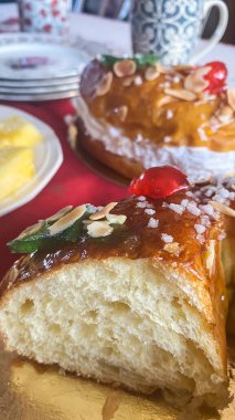 Roscn de Reyes, kremalı ya da kremasız. İspanya 'da geleneksel Noel Tatlısı