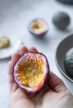 Mutfak Günışığında Tutku Meyvesi Aydınlandı