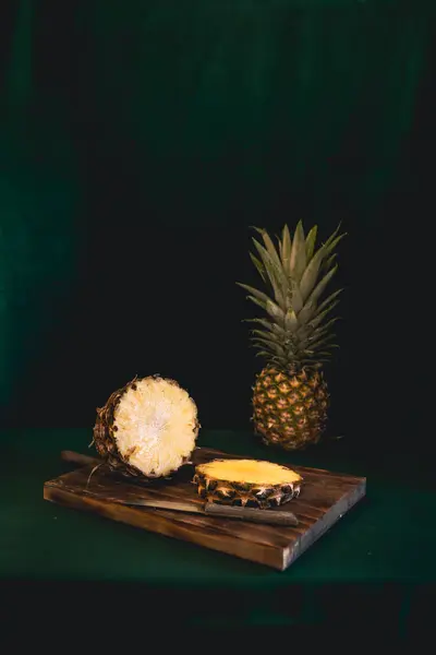 Exotic Elegance Pineapple Still Life Inglés Piña Chiaroscuro —  Fotos de Stock