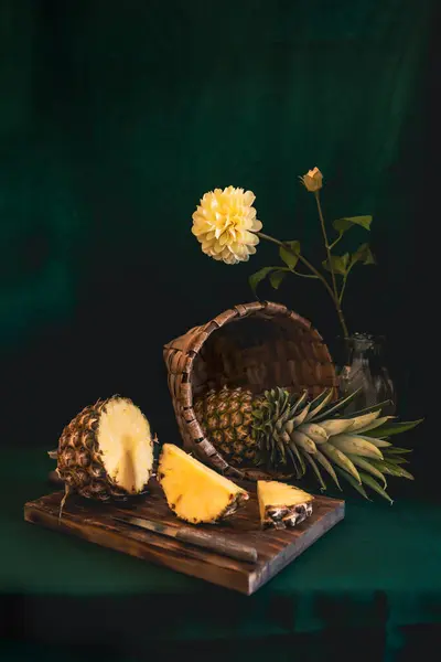 Eleganza Esotica Una Natura Morta All Ananas Ananas Chiaroscuro — Foto Stock