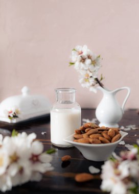 Masada badem ve badem çiçekli badem sütü: geleneksel süte alternatif vejetaryen sütü