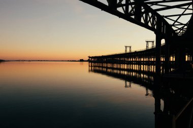 Huelva, Endülüs, İspanya 'daki Rio Tinto İskelesi' nde (Muelle de Rio Tinto) günbatımı