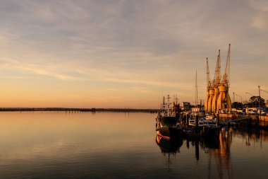 Huelva, Endülüs, İspanya 'daki Rio Tinto İskelesi' nde (Muelle de Rio Tinto) günbatımı