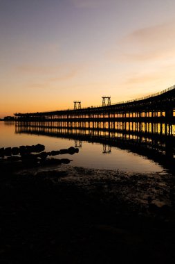 Huelva, Endülüs, İspanya 'daki Rio Tinto İskelesi' nde (Muelle de Rio Tinto) günbatımı