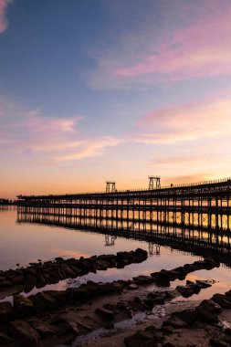 Huelva, Endülüs, İspanya 'daki Rio Tinto İskelesi' nde (Muelle de Rio Tinto) günbatımı