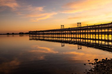 Huelva, Endülüs, İspanya 'daki Rio Tinto İskelesi' nde (Muelle de Rio Tinto) günbatımı