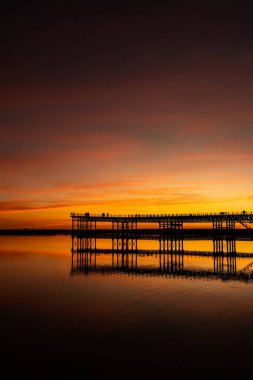 Huelva, Endülüs, İspanya 'daki Rio Tinto İskelesi' nde (Muelle de Rio Tinto) günbatımı