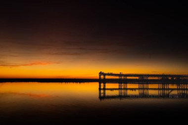 Huelva, Endülüs, İspanya 'daki Rio Tinto İskelesi' nde (Muelle de Rio Tinto) günbatımı