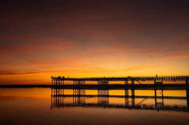 Huelva, Endülüs, İspanya 'daki Rio Tinto İskelesi' nde (Muelle de Rio Tinto) günbatımı