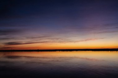 Huelva, Endülüs, İspanya 'daki Rio Tinto İskelesi' nde (Muelle de Rio Tinto) günbatımı