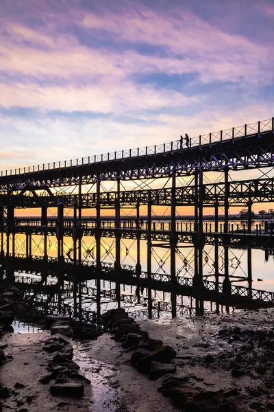 Huelva, Endülüs, İspanya 'daki Rio Tinto İskelesi' nde (Muelle de Rio Tinto) günbatımı