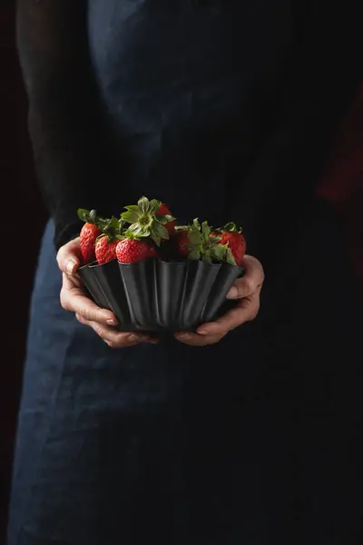 Deliciosas Fresas Rojas Maduras Tazón Metálico Sobre Fondo Negro —  Fotos de Stock