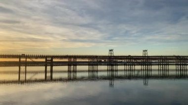 Büyüleyici günbatımı manzarası Huelva, Endülüs, İspanya 'daki Rio Tinto İskelesi' nde (Muelle de Rio Tinto) sergilenmektedir.