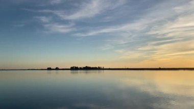 Büyüleyici günbatımı manzarası Huelva, Endülüs, İspanya 'daki Rio Tinto İskelesi' nde (Muelle de Rio Tinto) sergilenmektedir.