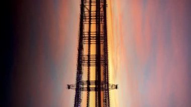 Büyüleyici günbatımı manzarası Huelva, Endülüs, İspanya 'daki Rio Tinto İskelesi' nde (Muelle de Rio Tinto) sergilenmektedir.