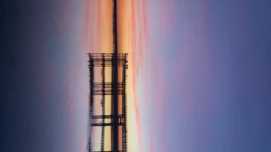 Büyüleyici günbatımı manzarası Huelva, Endülüs, İspanya 'daki Rio Tinto İskelesi' nde (Muelle de Rio Tinto) sergilenmektedir.
