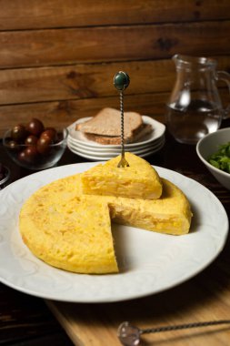 Tortilla de patata (İspanyol omleti), yumurta ve patatesten yapılan tipik bir İspanyol mutfağıdır.