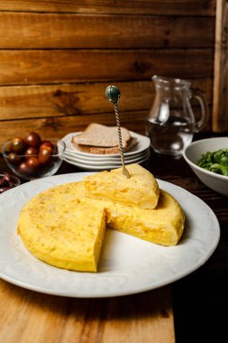 Tortilla de patata (İspanyol omleti), yumurta ve patatesten yapılan tipik bir İspanyol mutfağıdır.