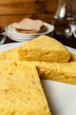 Tortilla de patata (İspanyol omleti), yumurta ve patatesten yapılan tipik bir İspanyol mutfağıdır.